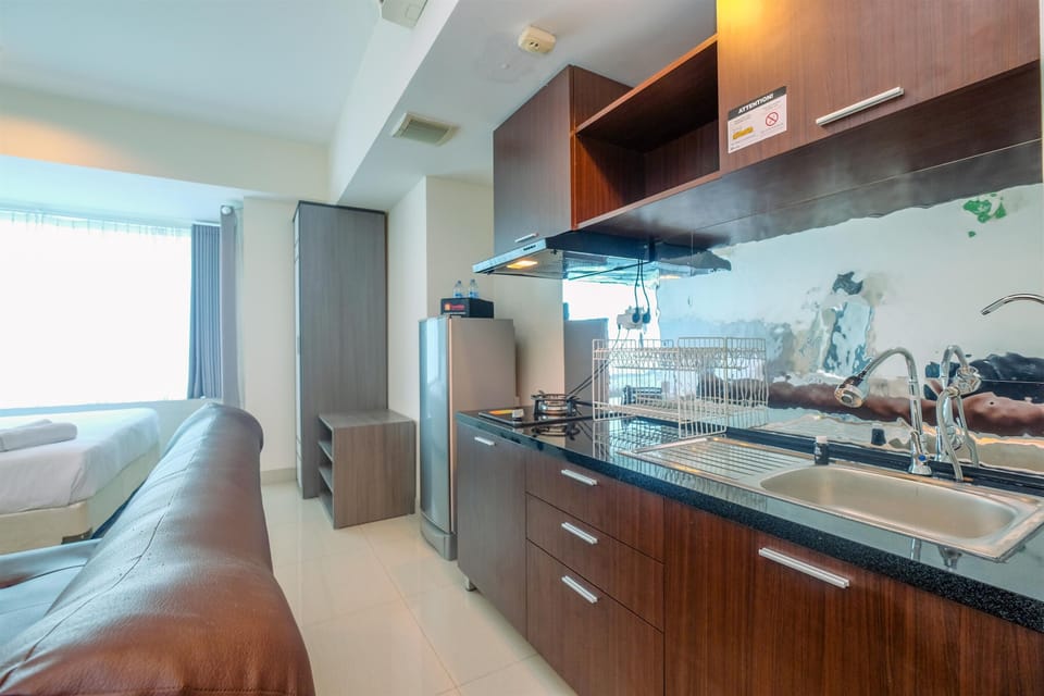 Deluxe Apartment | Private kitchen | Full-size fridge, stovetop