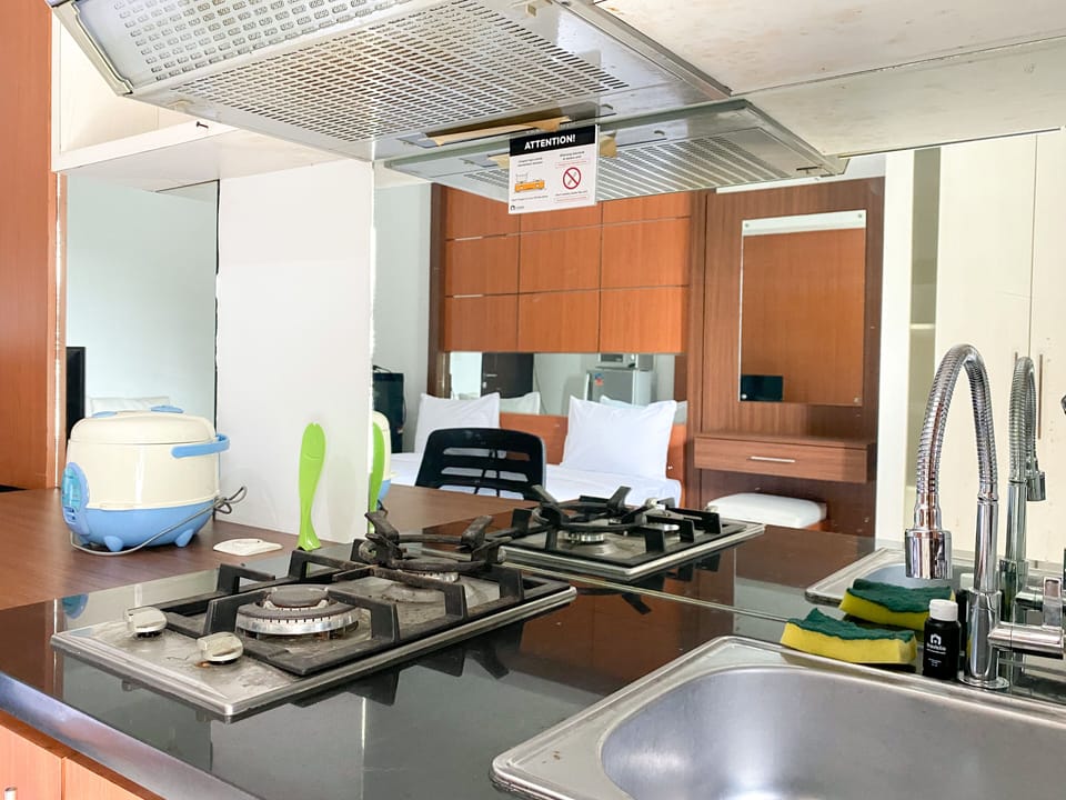 Deluxe Apartment | Private kitchen | Full-size fridge, stovetop