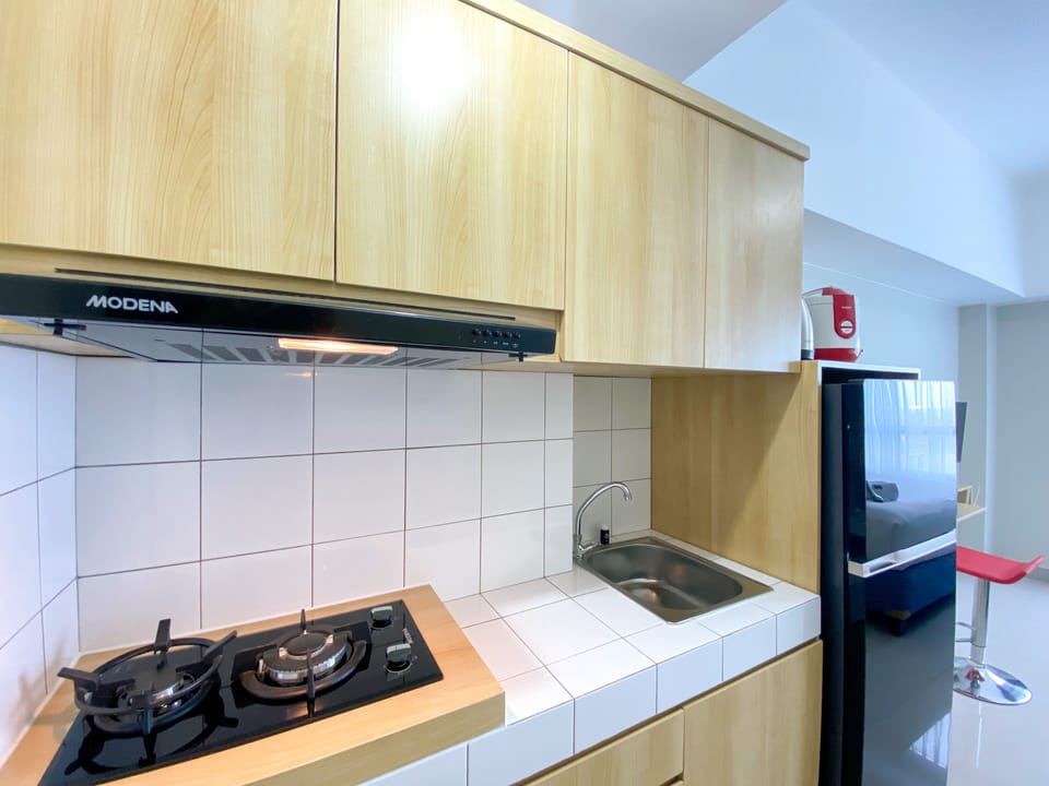 Deluxe Apartment | Private kitchen | Full-size fridge, stovetop