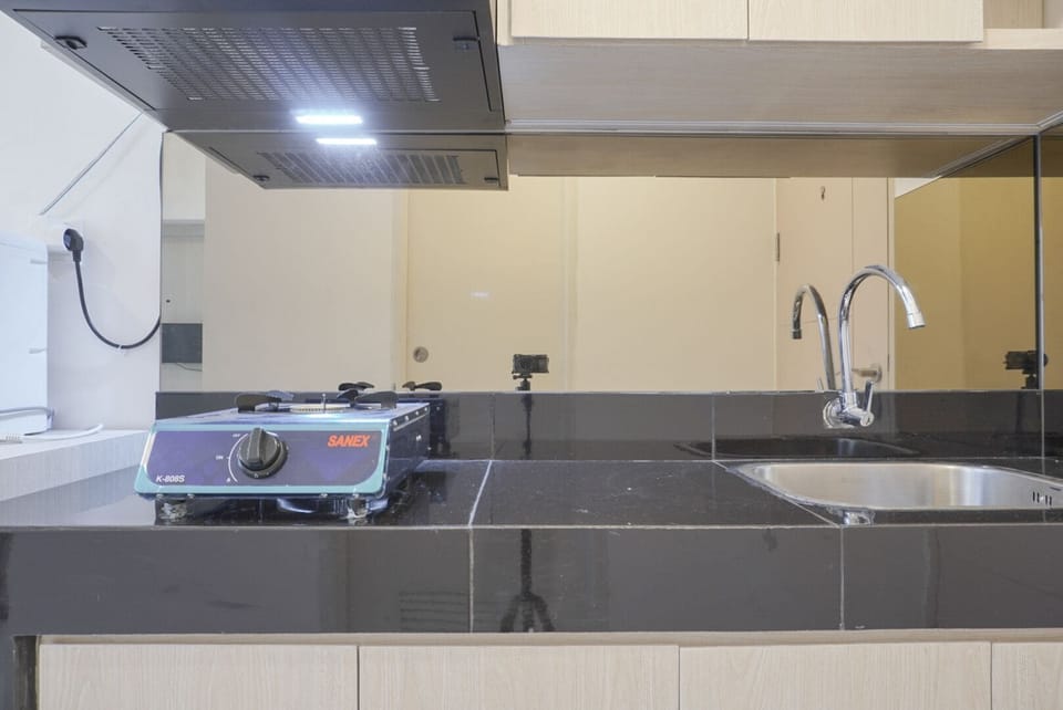 Deluxe Apartment | Private kitchen | Full-size fridge, stovetop