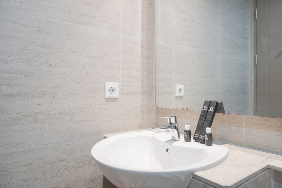 Deluxe Apartment | Bathroom