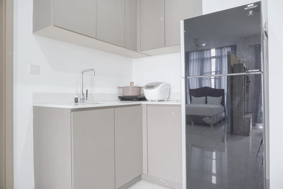 Deluxe Apartment | Private kitchen | Full-size fridge, stovetop