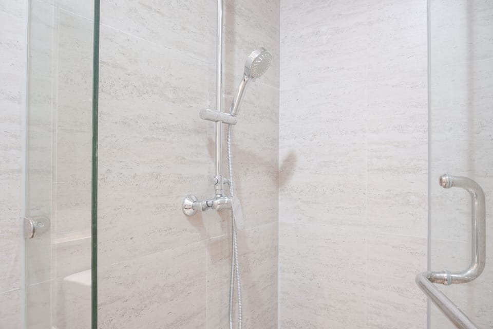 Deluxe Apartment | Bathroom