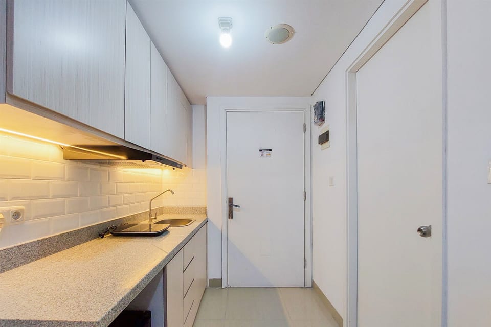 Deluxe Studio | Private kitchen | Full-size fridge, stovetop