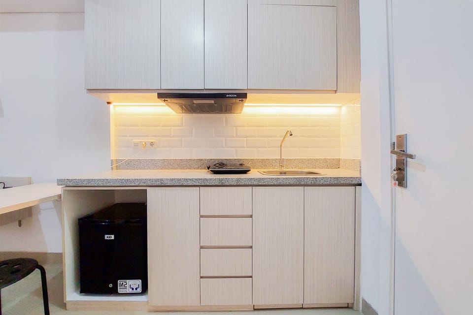 Deluxe Studio | Private kitchen | Full-size fridge, stovetop