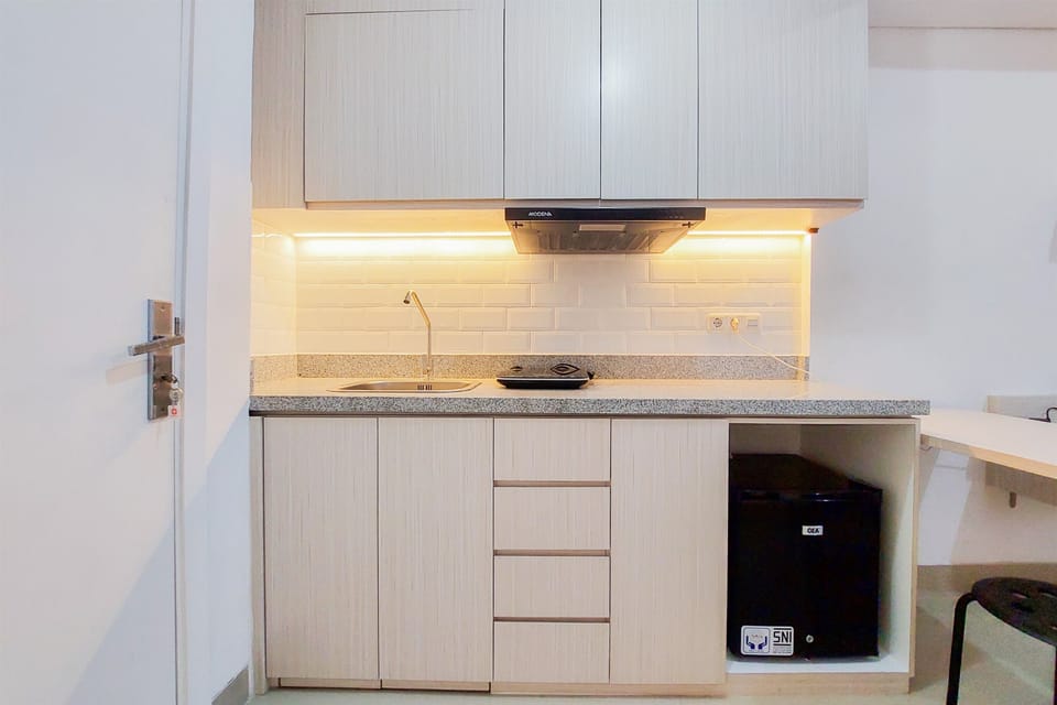 Deluxe Studio | Private kitchen | Full-size fridge, stovetop