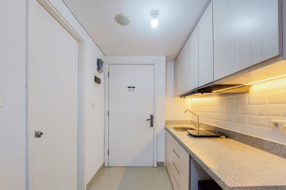 Deluxe Studio | Private kitchen | Full-size fridge, stovetop