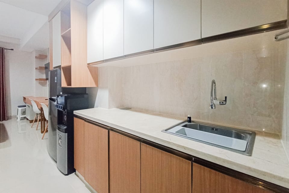 Deluxe Studio | Private kitchen | Full-size fridge, stovetop