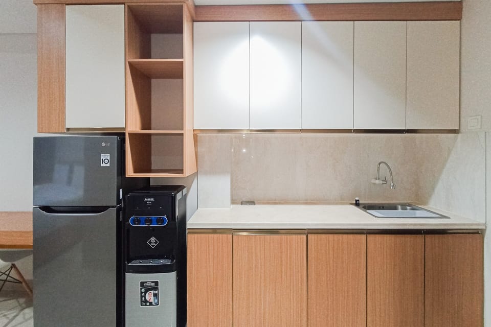 Deluxe Studio | Private kitchen | Full-size fridge, stovetop