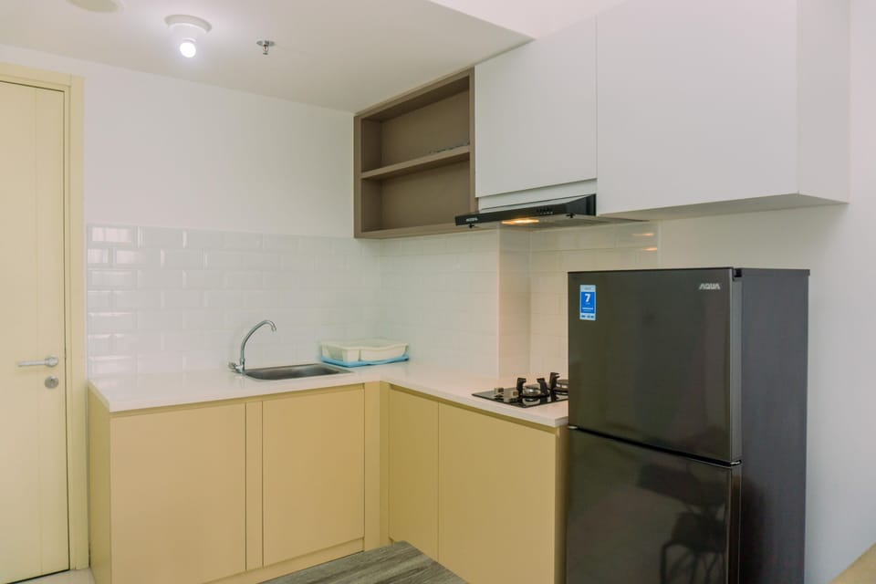 Deluxe Apartment, 2 Bedrooms | Private kitchen | Full-size fridge, stovetop