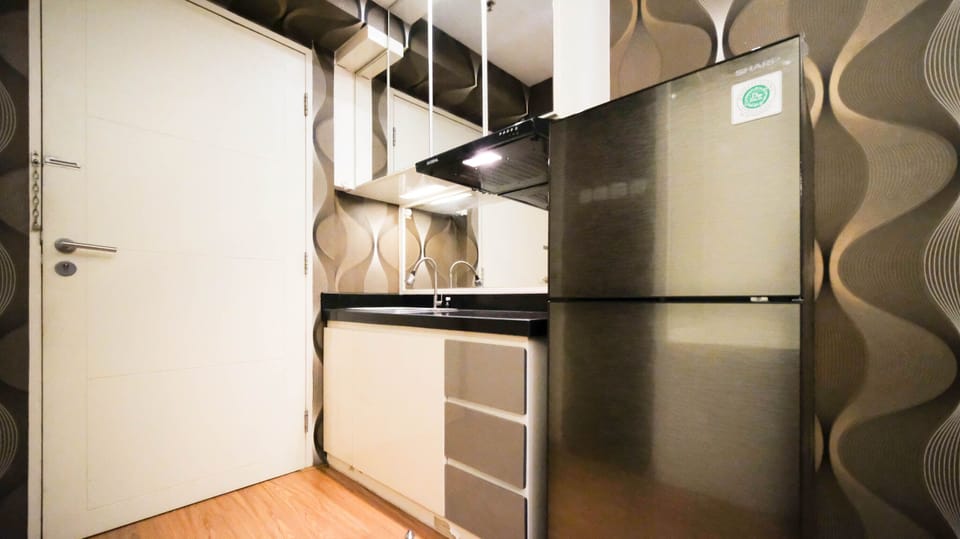 Deluxe Studio | Private kitchen | Full-size fridge, stovetop