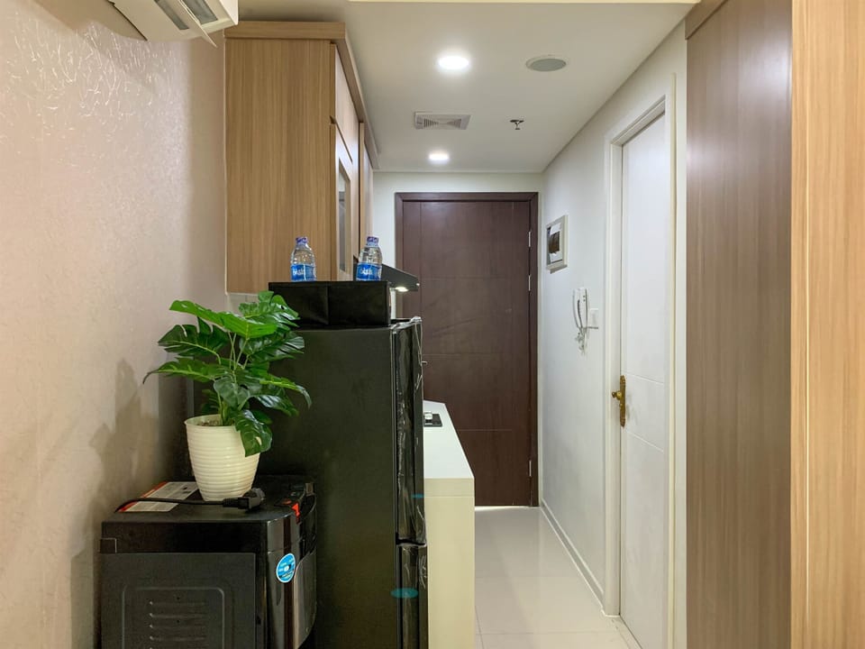 Deluxe Studio | Private kitchen | Full-size fridge, stovetop