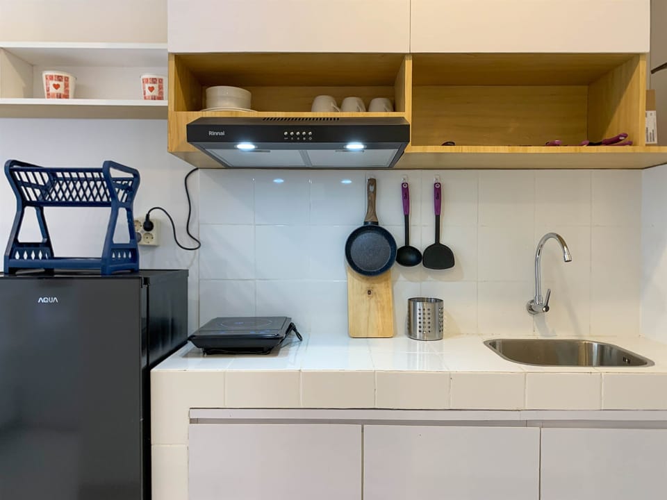 Deluxe Studio | Private kitchen | Full-size fridge, stovetop