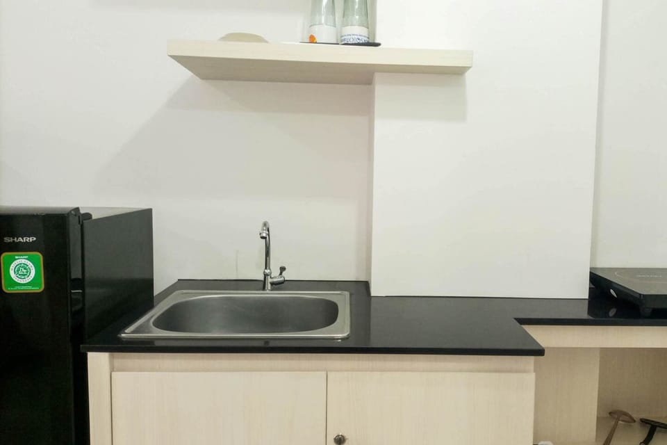 Deluxe Studio | Private kitchen | Full-size fridge, stovetop