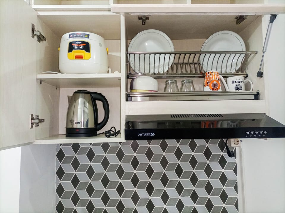 Deluxe Studio | Private kitchen | Full-size fridge, stovetop