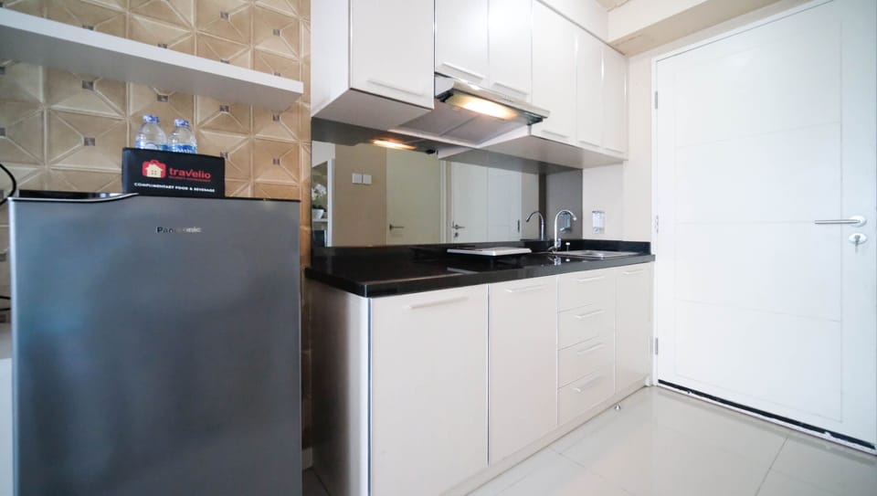 Deluxe Studio | Private kitchen | Full-size fridge, stovetop