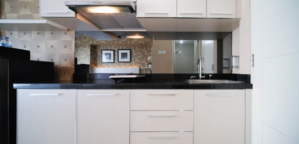 Deluxe Studio | Private kitchen | Full-size fridge, stovetop