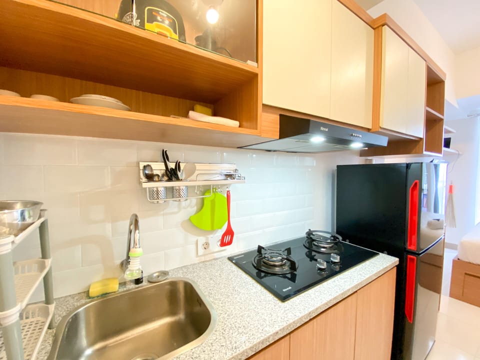 Deluxe Studio | Private kitchen | Full-size fridge, stovetop