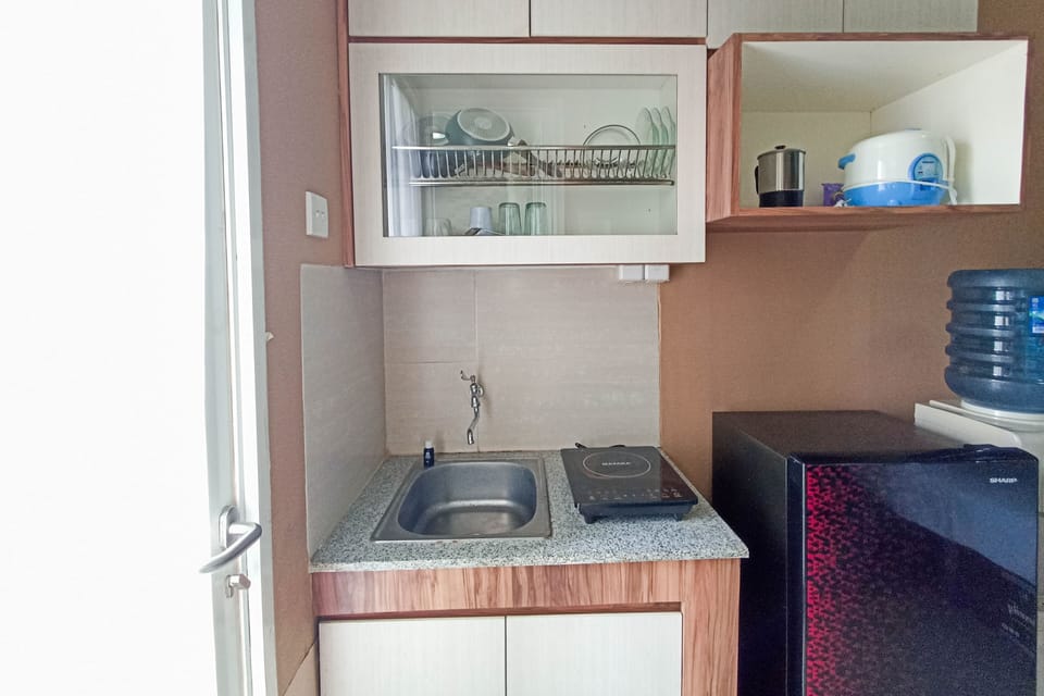 Deluxe Studio | Private kitchen | Full-size fridge, stovetop