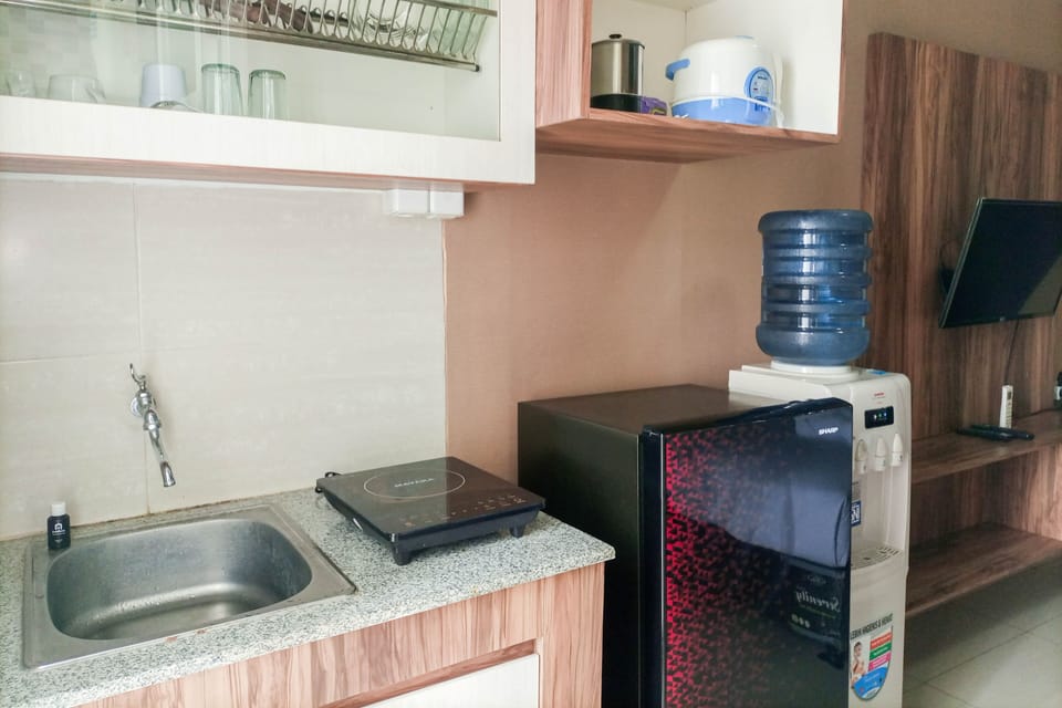 Deluxe Studio | Private kitchen | Full-size fridge, stovetop