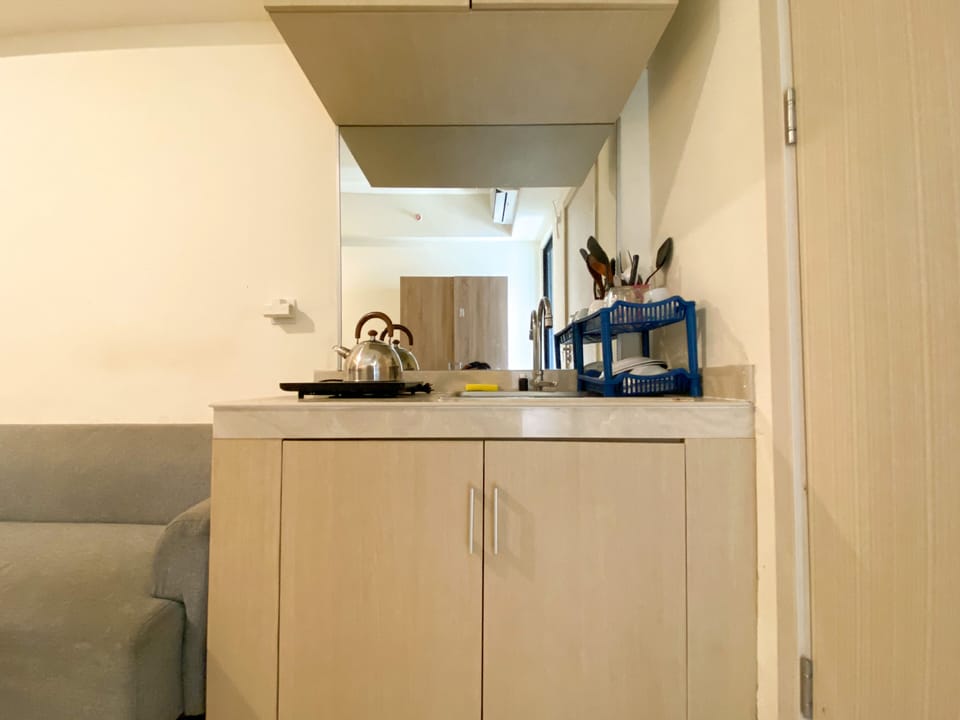 Deluxe Studio | Private kitchen | Full-size fridge, stovetop
