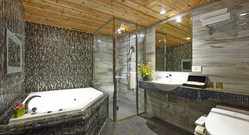 Quadruple Room | Bathroom | Free toiletries, hair dryer, towels