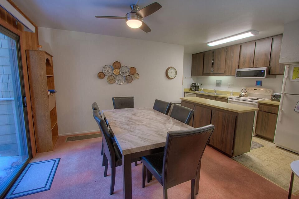 Condo, 2 Bedrooms | Dining