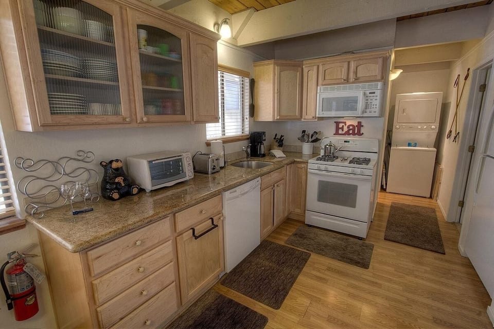 Cabin, 3 Bedrooms | Private kitchen | Fridge, coffee/tea maker, toaster