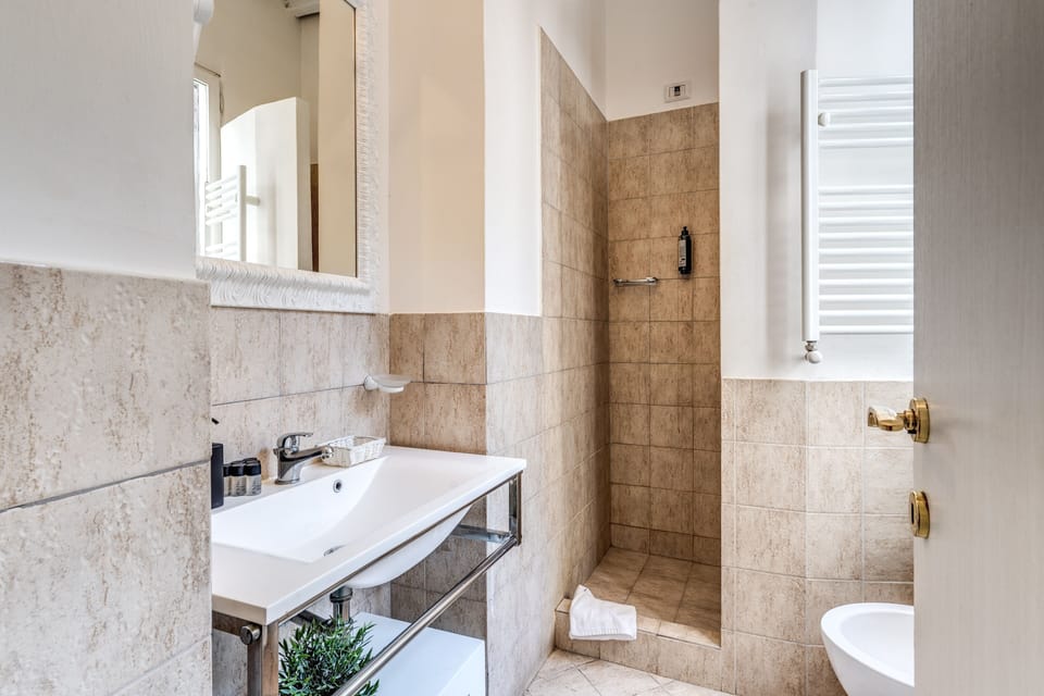 Deluxe Triple Room | Bathroom | Free toiletries, hair dryer, bidet, towels