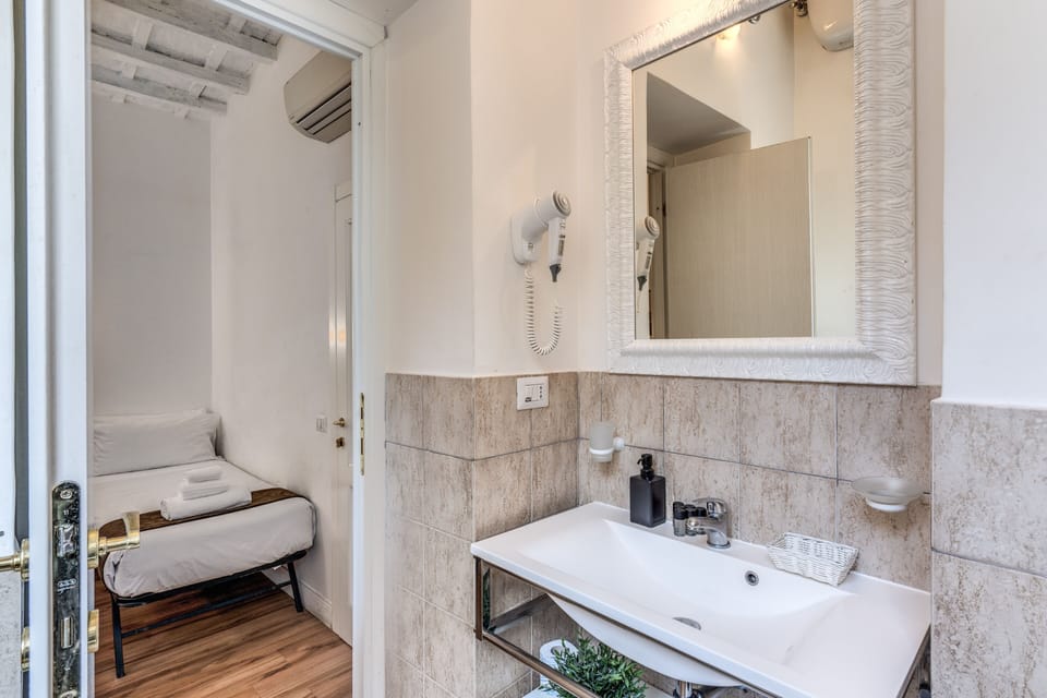 Deluxe Triple Room | Bathroom | Free toiletries, hair dryer, bidet, towels