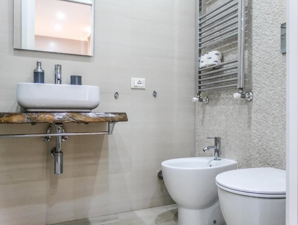 Economy Triple Room | Bathroom | Free toiletries, hair dryer, bidet, towels
