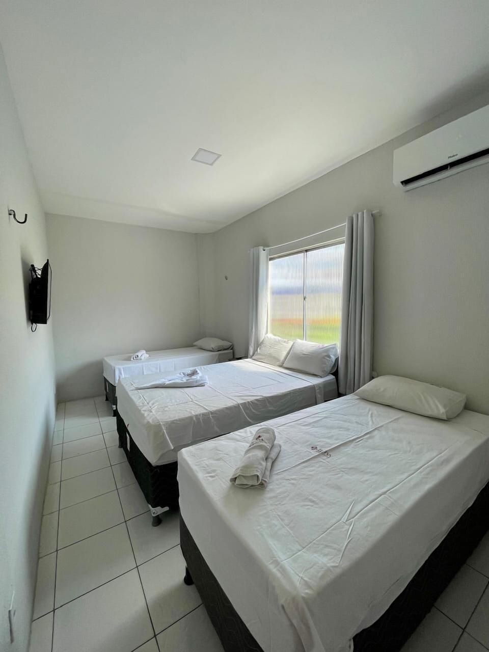 Deluxe Triple Room, 1 Bedroom | Desk, free WiFi