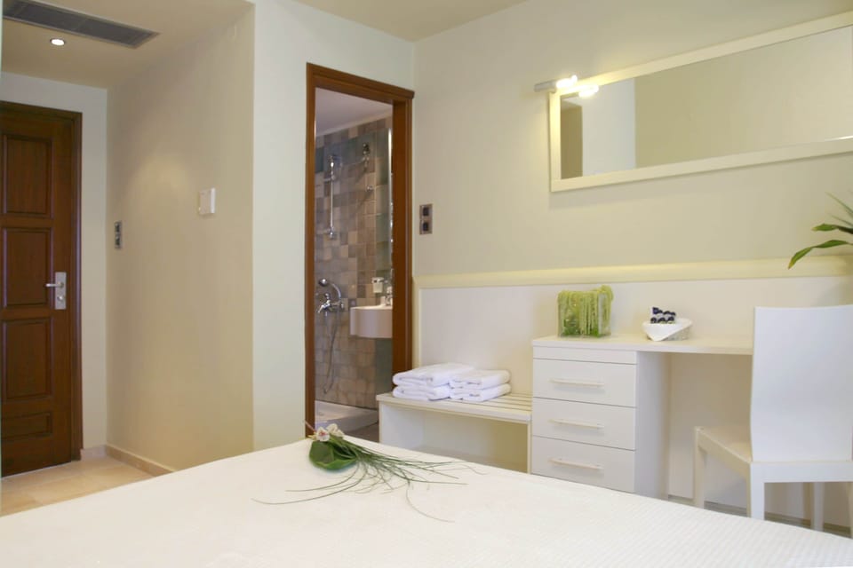 Double or Twin Room, Sea View | Minibar, in-room safe, laptop workspace, soundproofing