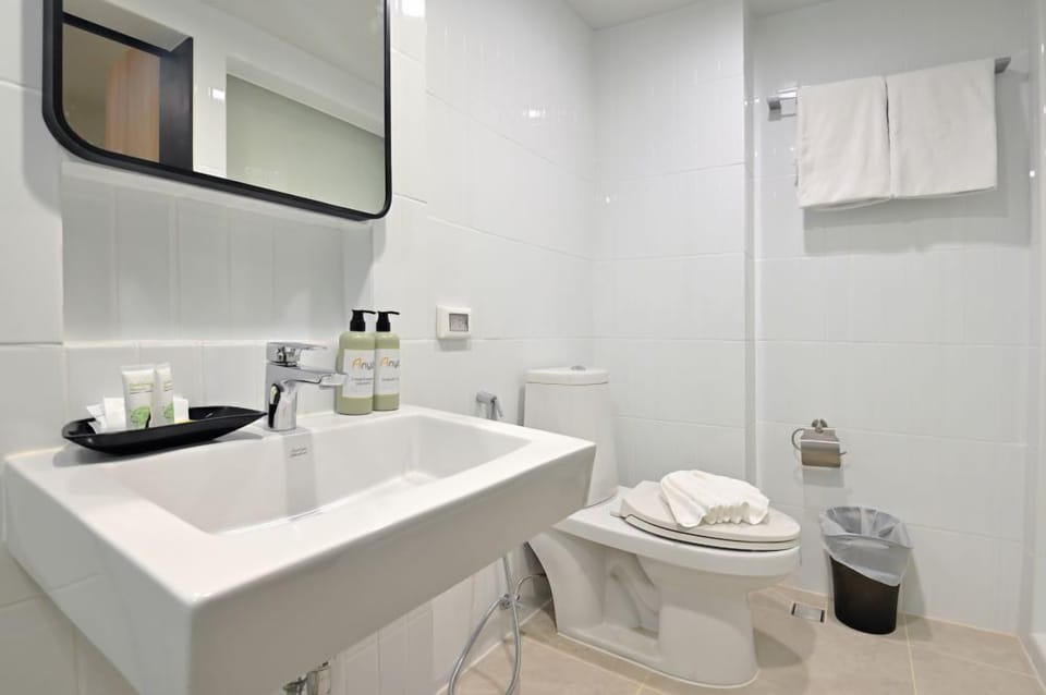 Superior Room | Bathroom | Shower, free toiletries, hair dryer, towels