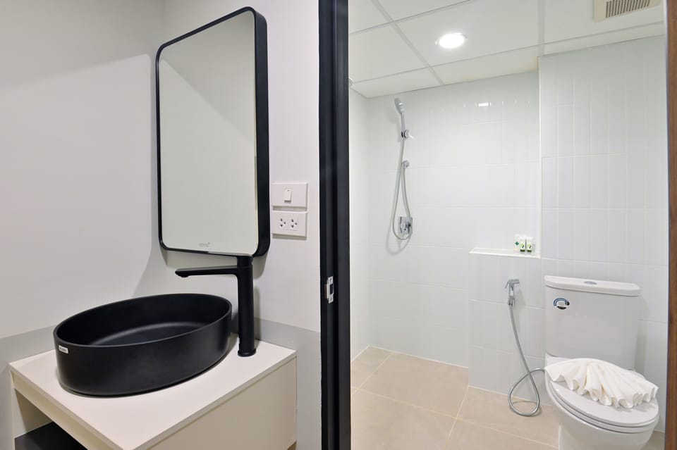 Superior Room | Bathroom | Shower, free toiletries, hair dryer, towels