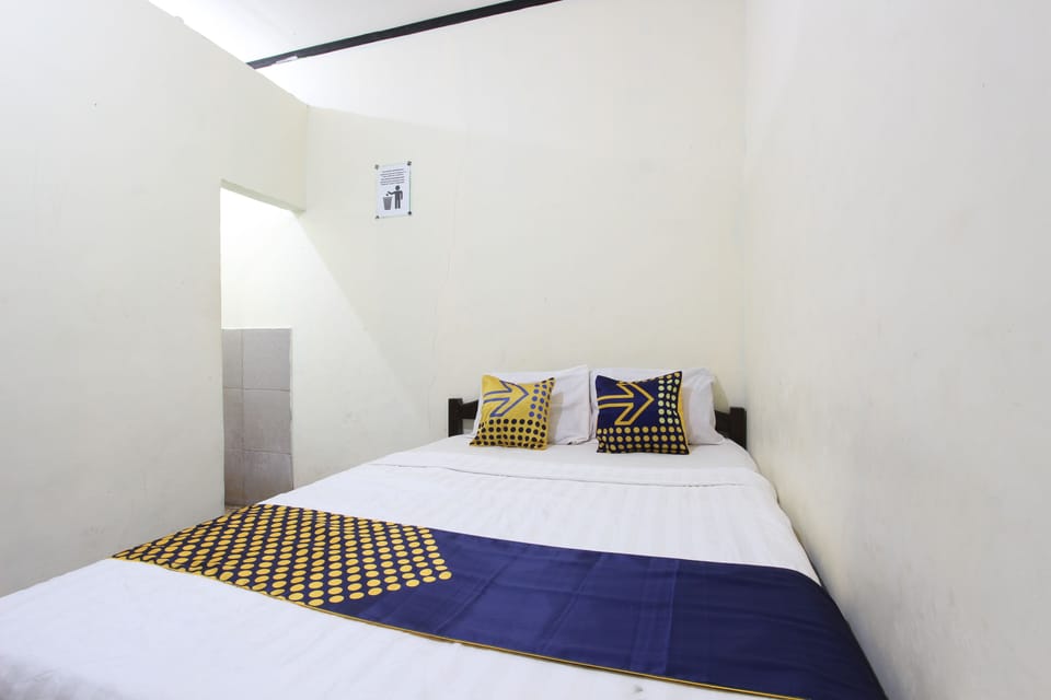 Economy Double Room | WiFi (free), bed sheets