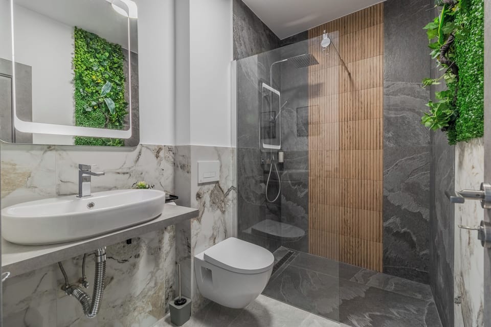 Exclusive Double Room | Bathroom | Shower, rainfall showerhead, free toiletries, hair dryer