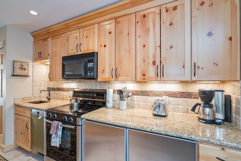 Condo, 1 Bedroom | Private kitchen | Fridge, oven, coffee/tea maker, toaster
