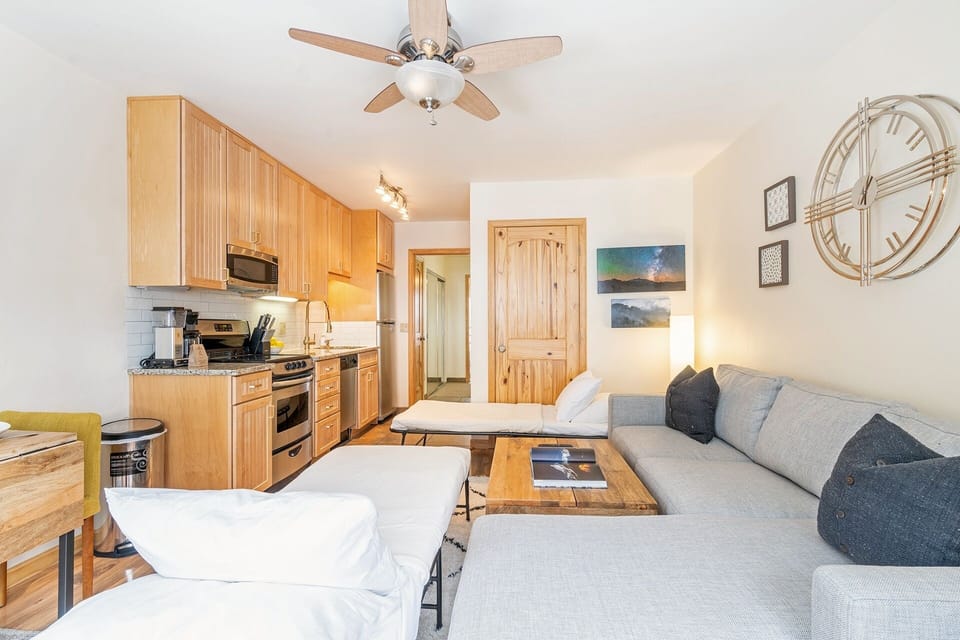 Condo, 1 Bedroom | Living area