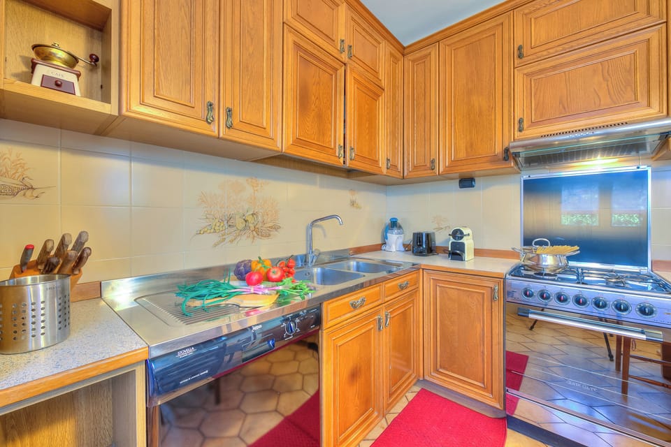 Standard House, 4 Bedrooms, 2 Bathrooms (Cedar House Villa in Angera - Garden&) | Private kitchen | Espresso maker, coffee/tea maker