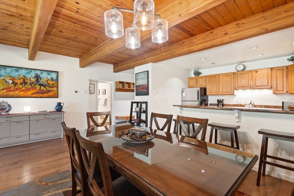 Condo, 2 Bedrooms | Dining