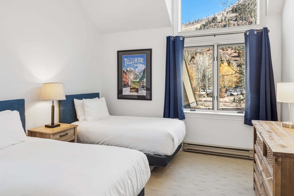 Lift 7 Ski In/out Hot Tub, Ski Locker, Garage Parking + Shuttle To Gondola 2 Bedroom Condo by RedAwning Apartment in Telluride