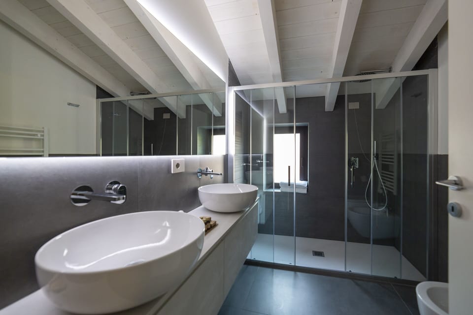 Luxury Room | Bathroom | Shower, rainfall showerhead, free toiletries, hair dryer