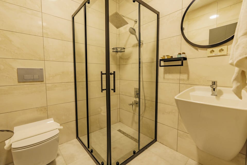 Shower, rainfall showerhead, free toiletries, hair dryer
