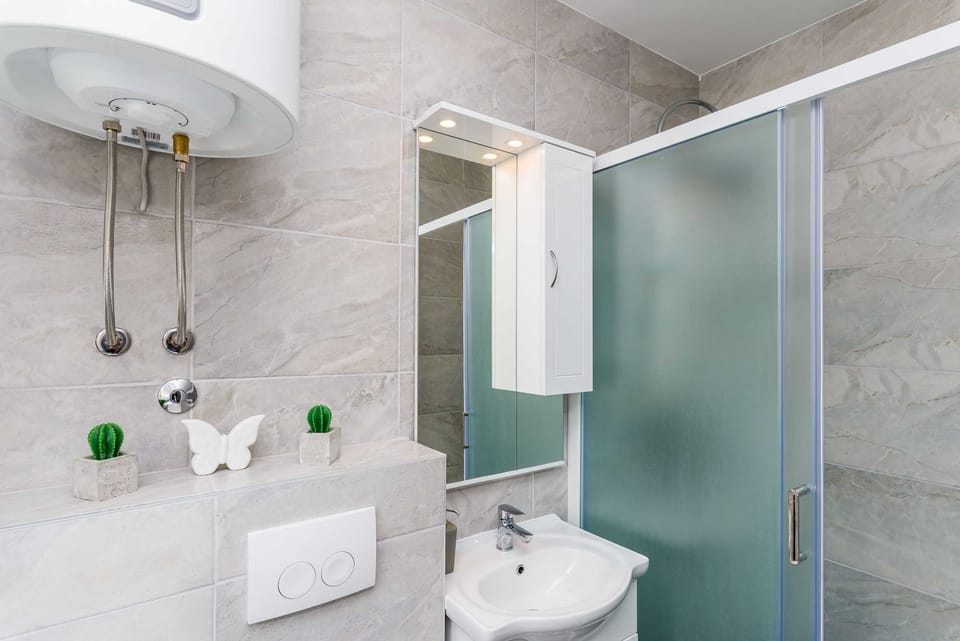 Double Room (Double Room) | Bathroom | Shower, towels