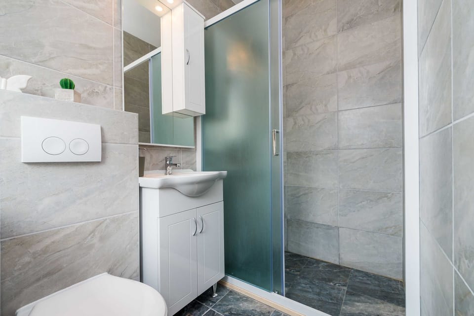 Double Room (Double Room) | Bathroom | Shower, towels