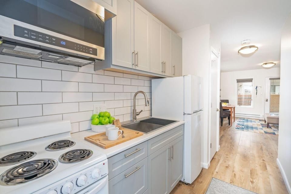 Condo, 1 Bedroom | Private kitchen | Fridge, oven, coffee/tea maker, toaster