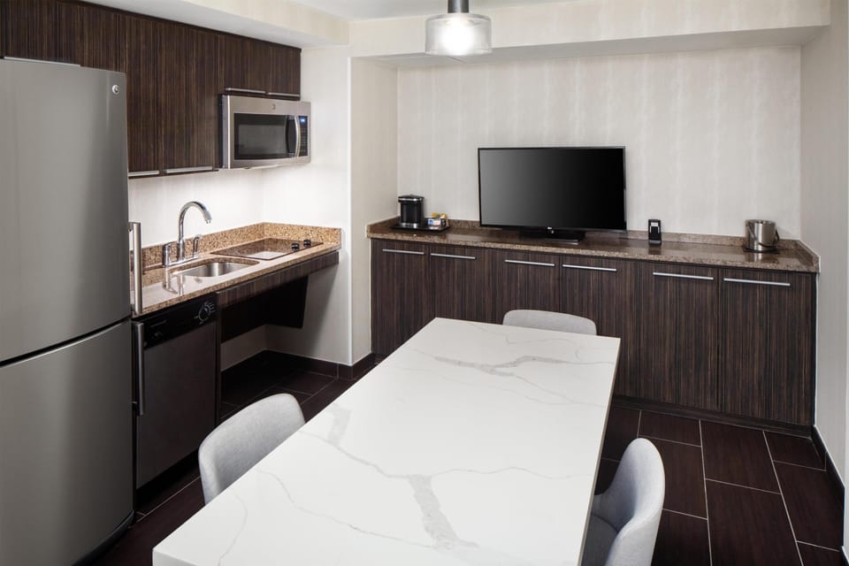 Fridge, coffee/tea maker