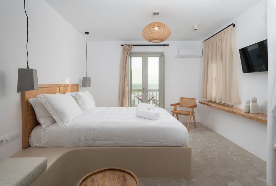 Deluxe Studio Suite | Desk, iron/ironing board, free WiFi, bed sheets