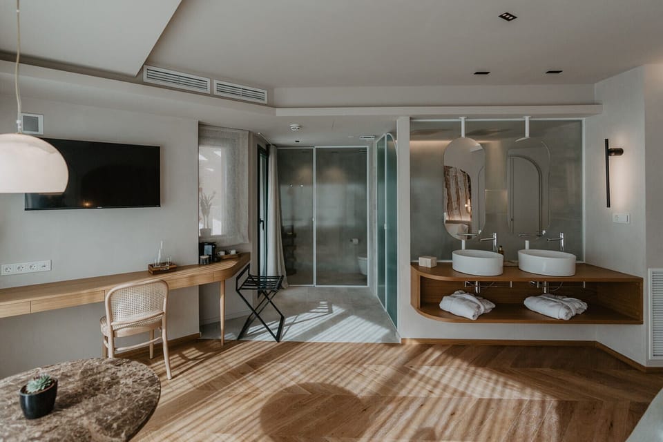 1 bedroom, Egyptian cotton sheets, premium bedding, minibar